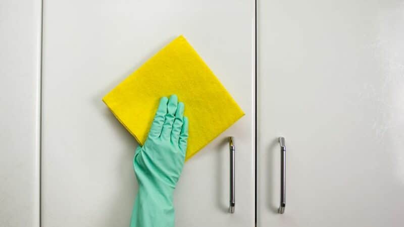 לנקות את הארונות בבית