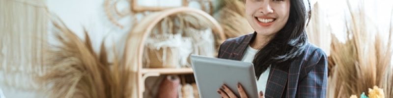 בעלת עסק בחנות האמנות והיצירה שלה