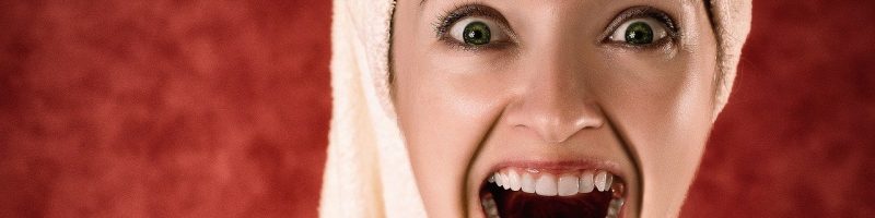 אישה מחייכת